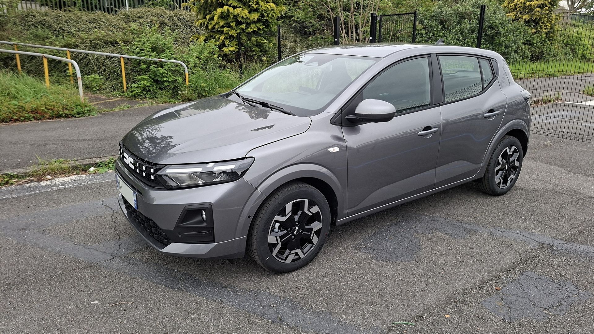 Vue 6 de Dacia SANDERO ECO G120 avec Pack Conduite et Navigation JOURNEY Gris schiste
