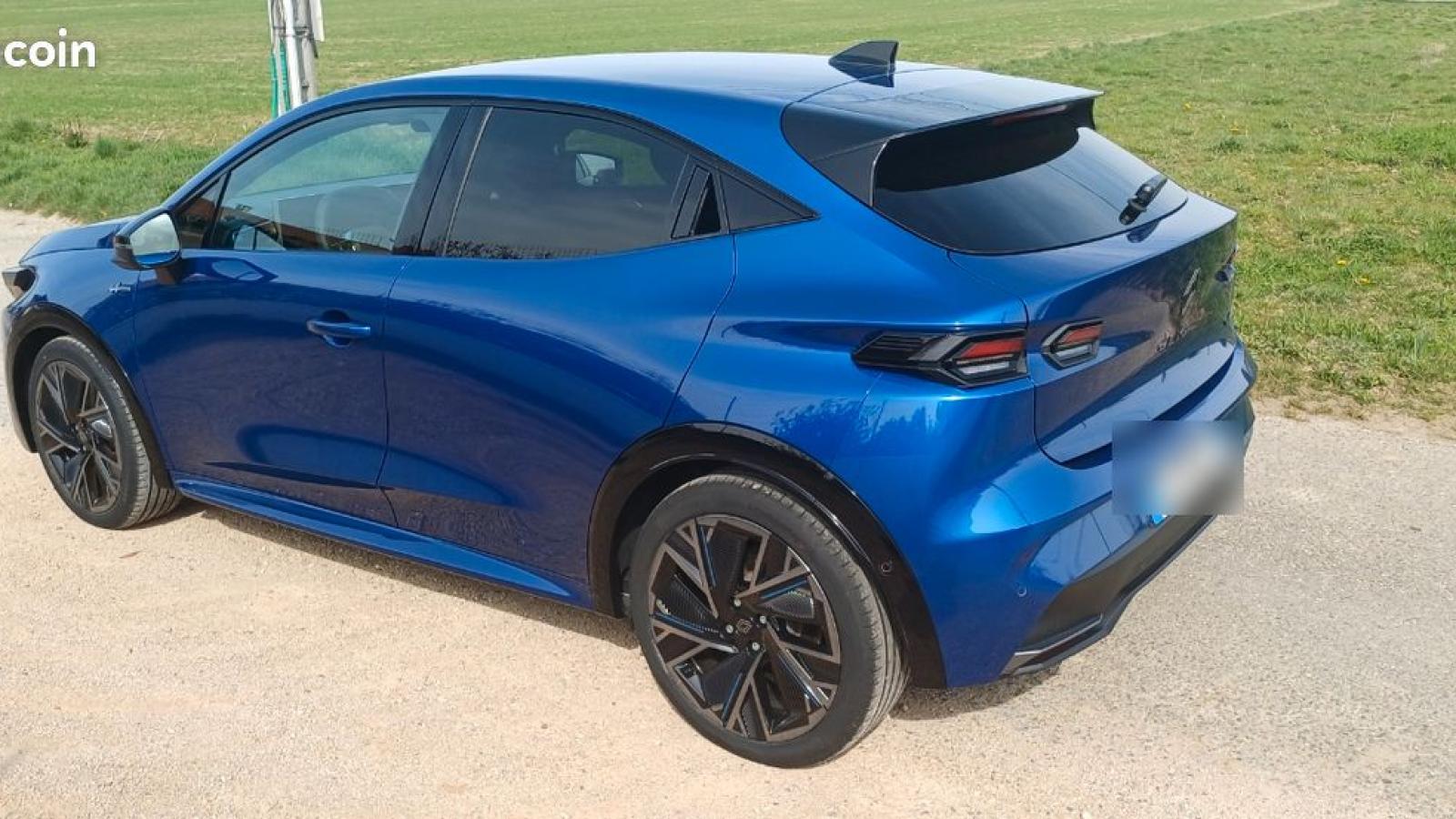 Vue 3 de Renault Clio VI E-Tech 160 Hybride ESPRIT ALPINE 360° HiFi Hiver Bleu Iron