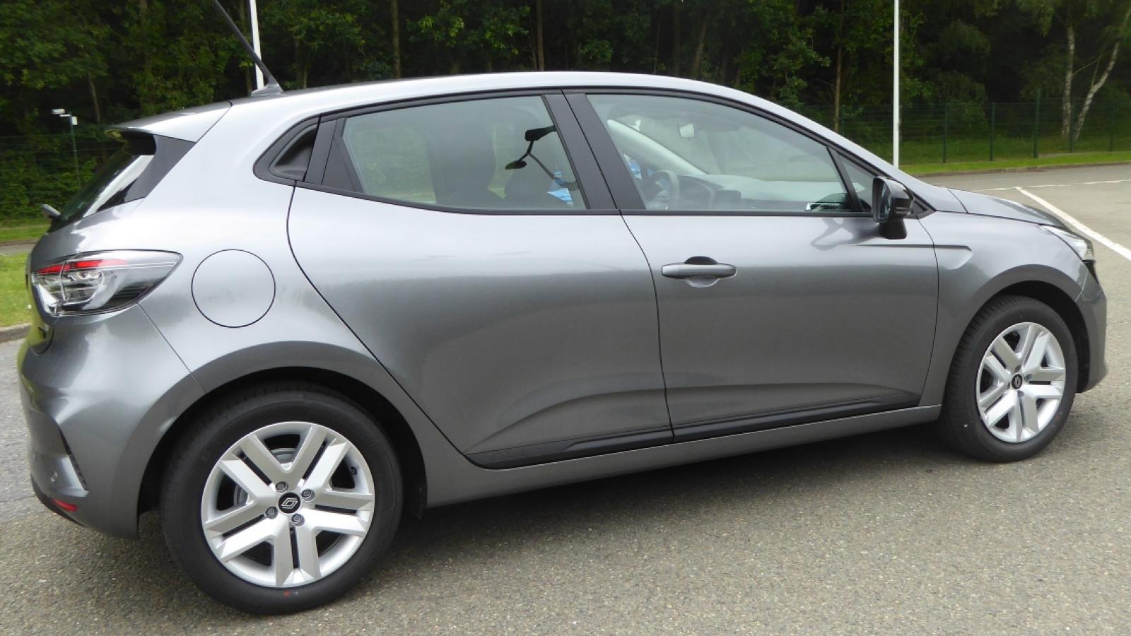 Vue 2 de Renault CLIO V FULL HYBRID E-TECH 145-25B EVOLUTION GRIS SCHISTE