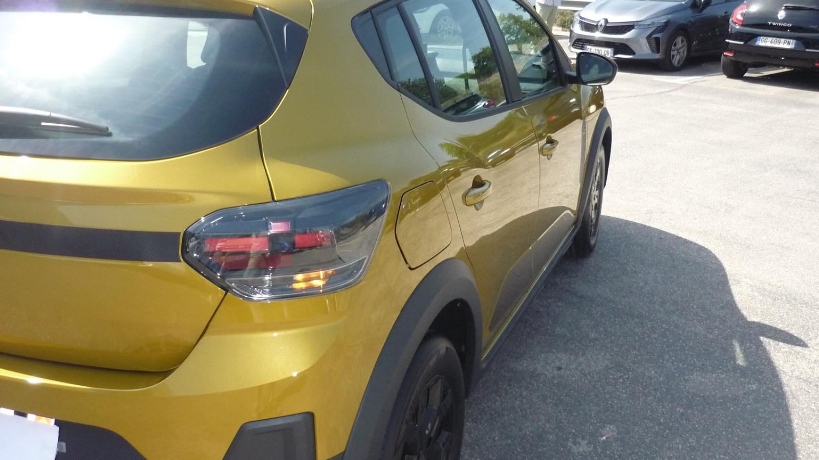 Vue 3 de Dacia NOUVELLE SANDERO STEPWAY ECO-G-120-AUTO-25 Harmonie Spécifique EXTREME(HARM11) JAUNE AMBRE