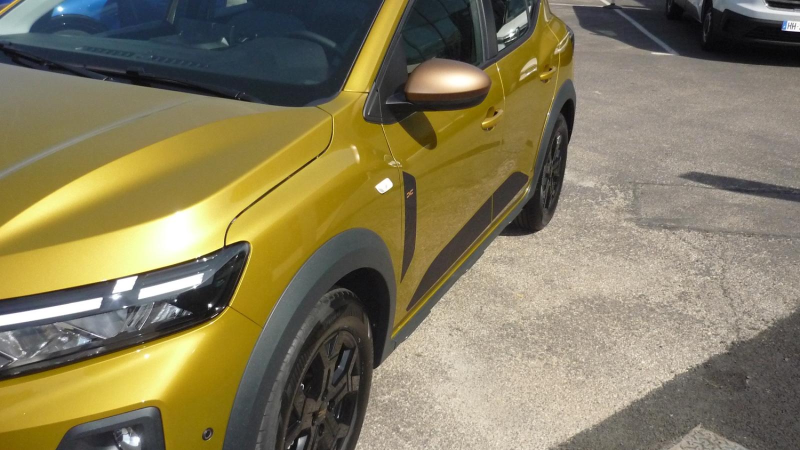 Vue 4 de Dacia NOUVELLE SANDERO STEPWAY ECO-G-120-AUTO-25 Harmonie Spécifique EXTREME(HARM11) JAUNE AMBRE