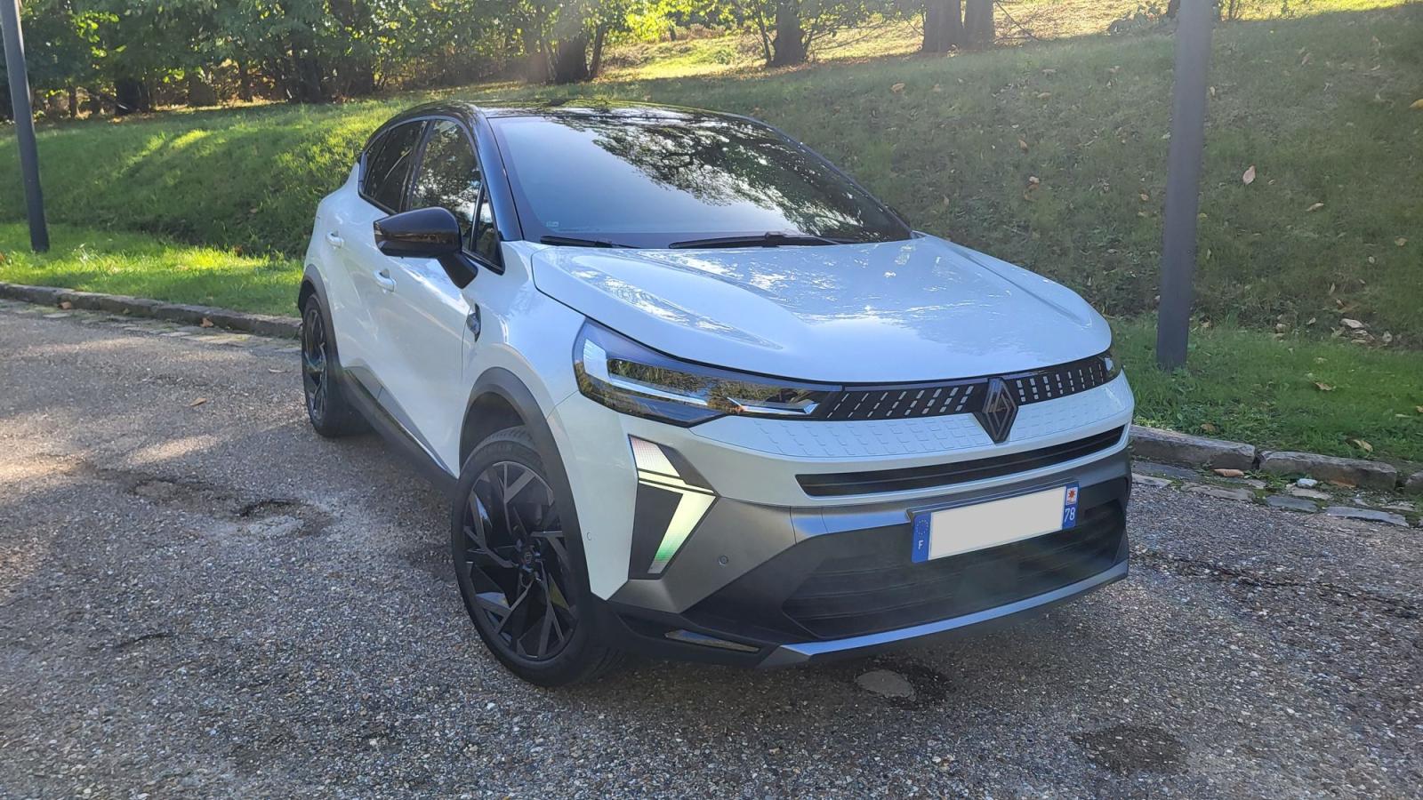 Vue 2 de Renault CAPTUR Full Hybrid eTech 160ch ESPRIT ALPINE Blanc nacré Toit noir étoilé