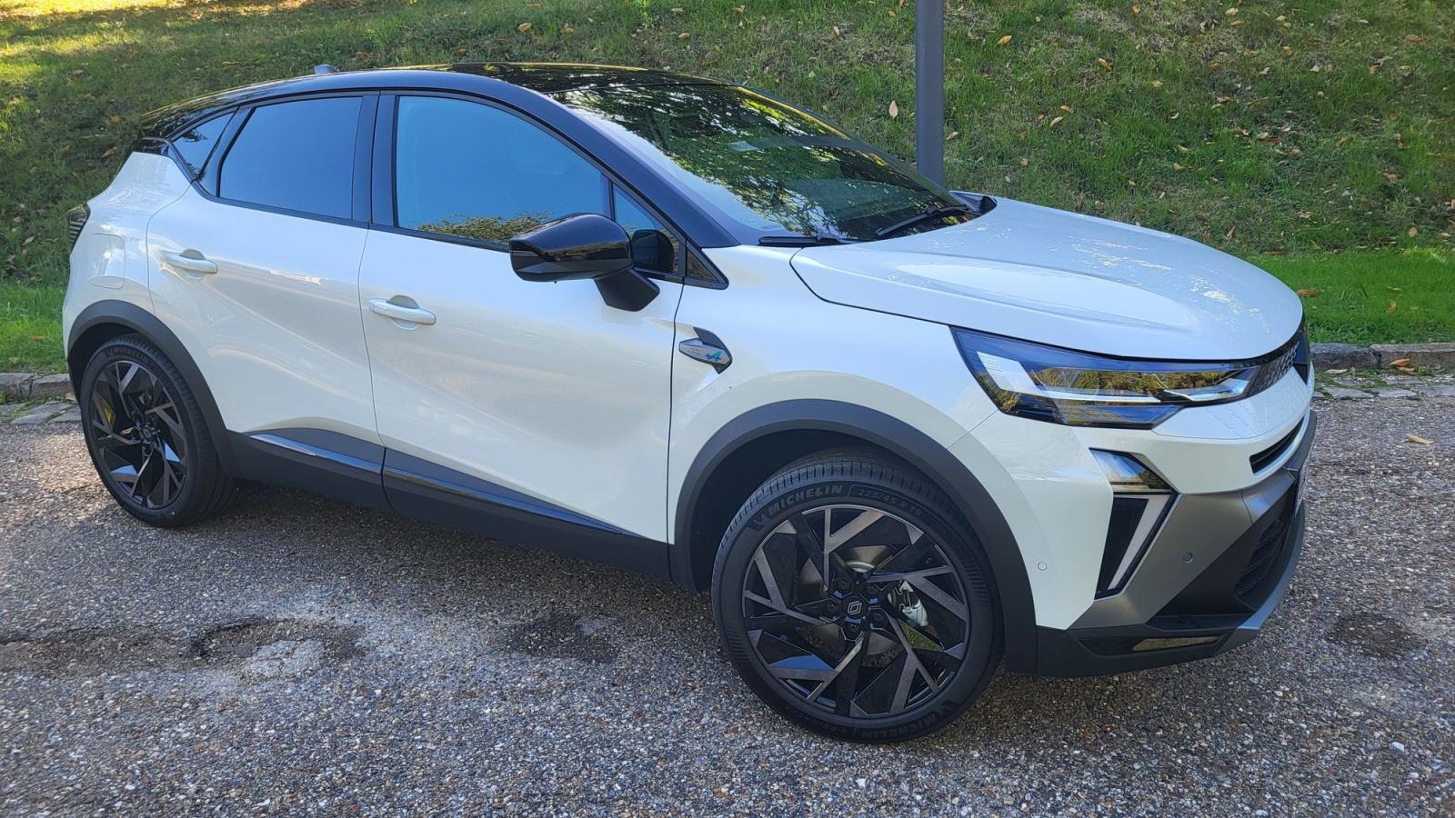 Vue 3 de Renault CAPTUR Full Hybrid eTech 160ch ESPRIT ALPINE Blanc nacré Toit noir étoilé