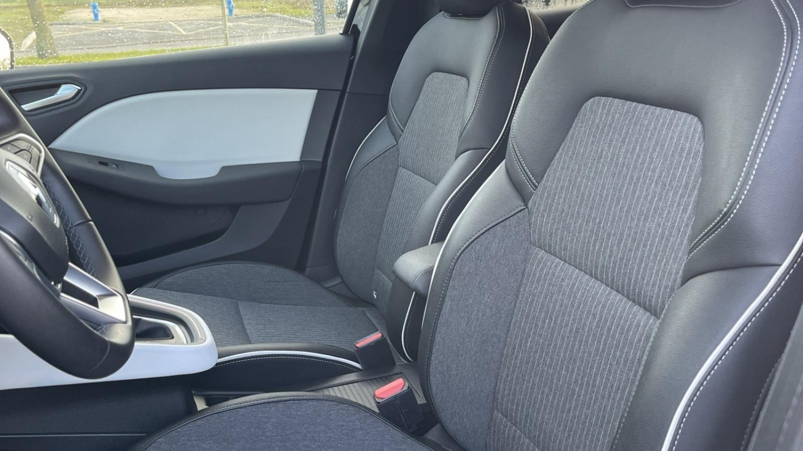 Vue 3 de Renault Clio 5 1.6 ETech Full Hybrid 145 TECHNO Noir Etoilé