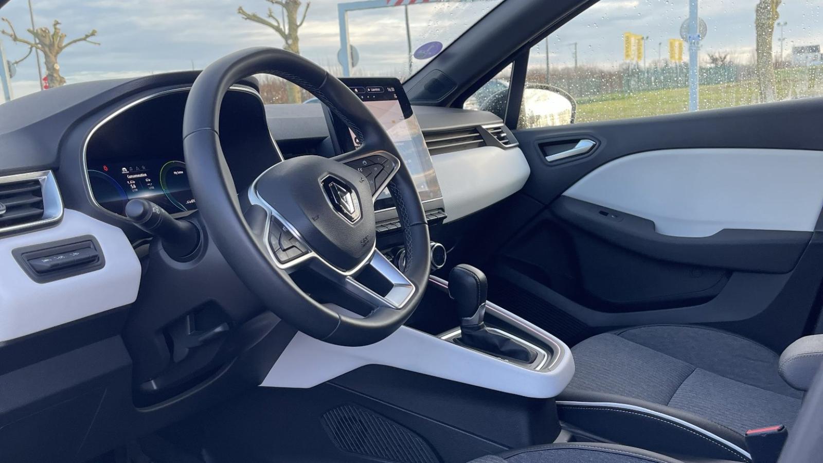 Vue 4 de Renault Clio 5 1.6 ETech Full Hybrid 145 TECHNO Noir Etoilé