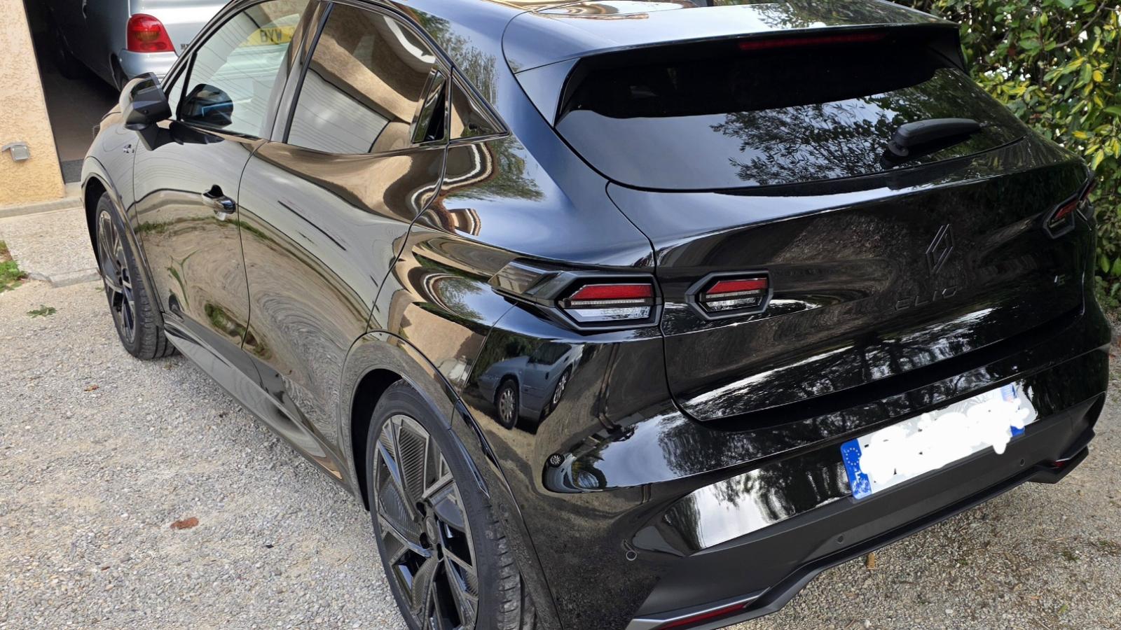 Vue 2 de Renault CLIO VI E TECH FULL HYBRID 160 E tech Full hybrid 160 ESPRIT ALPINE NOIR ÉTOILÉ